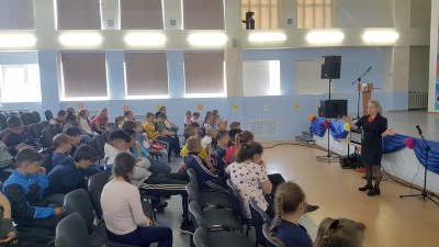 В период летних каникул сотрудники ГИБДД проводят занятия по ПДД в лагерях.