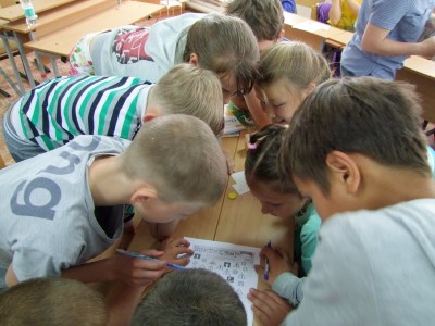 В невельске сотрудники госавтоинспекции продолжают проводить в лагерях занятия по ПДД.