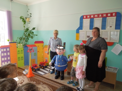 СОТРУДНИКИ ГИБДД НАПОМИНАЮТ ДЕТЯМ О ДОРОЖНОЙ БЕЗОПАСНОСТИ.
