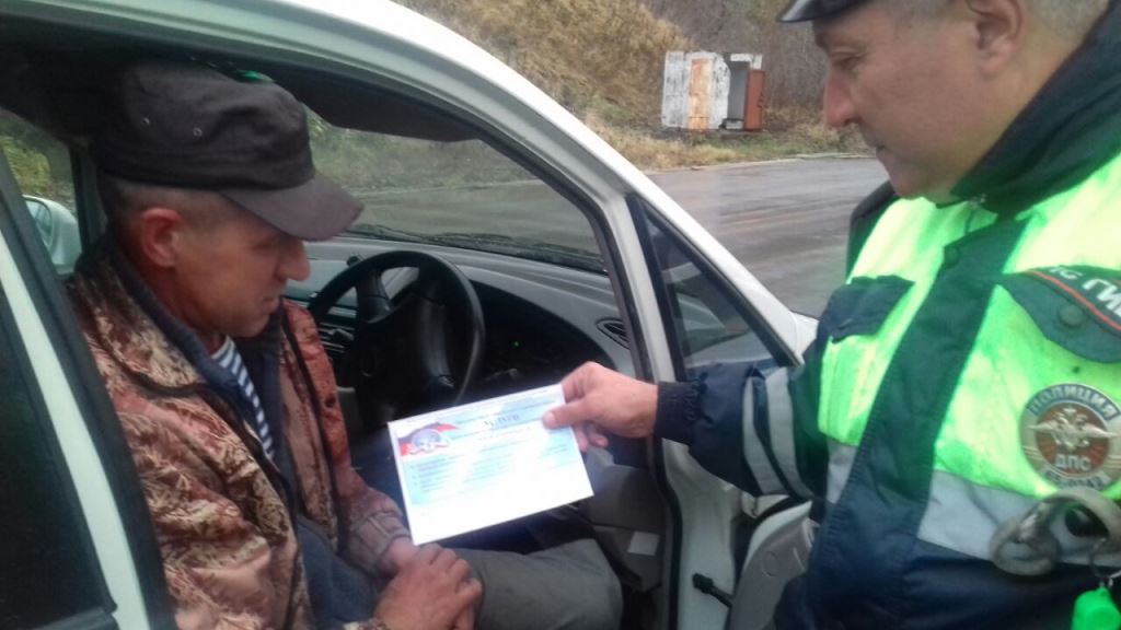 Госавтоинспекторы города Невельска провели акцию «Госуслуги ГИБДД – доступны всем!».