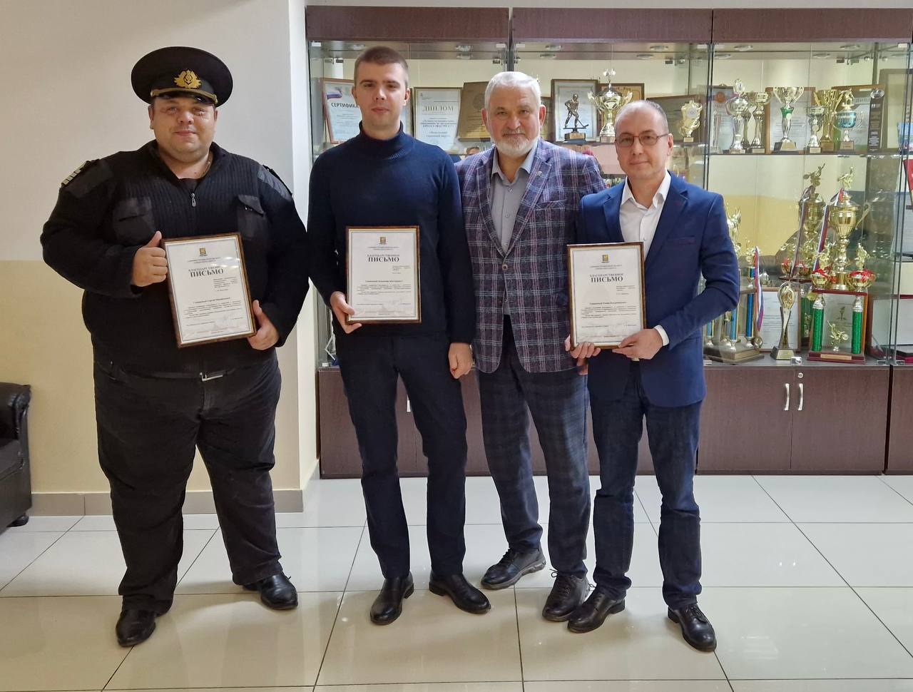 В районной администрации наградили лекторов-общественников.