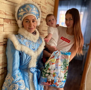 В Невельском районе стартовала череда новогодних поздравлений.