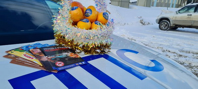 Новогодний патруль поздравил участников дорожного движения с наступающим Новым годом.